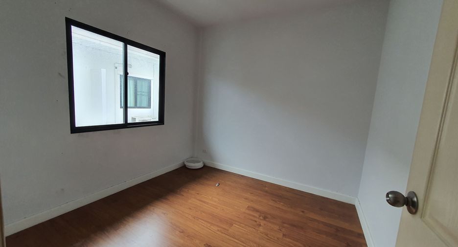 For sale 3 bedrooms townhouse in Min Buri, Bangkok
