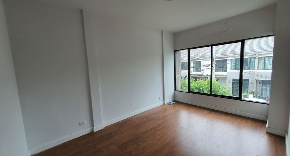 For sale 3 bedrooms townhouse in Min Buri, Bangkok