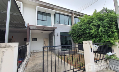 À vendre 3 chambres maison de ville à Min Buri, Bangkok