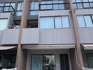 For rent 2 bedrooms townhouse in Saphan Sung, Bangkok