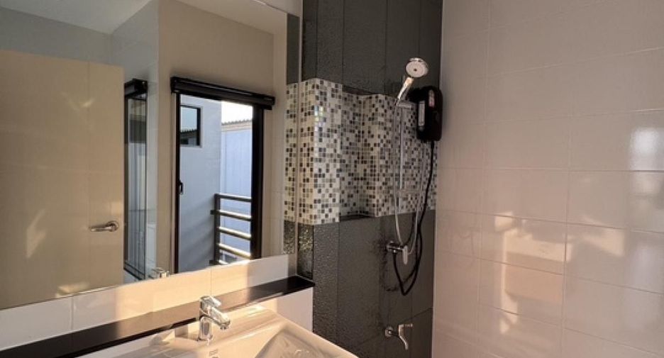 For rent 2 ベッドルーム townhouse in Saphan Sung, Bangkok