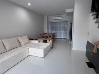 For rent 2 bedrooms townhouse in Saphan Sung, Bangkok