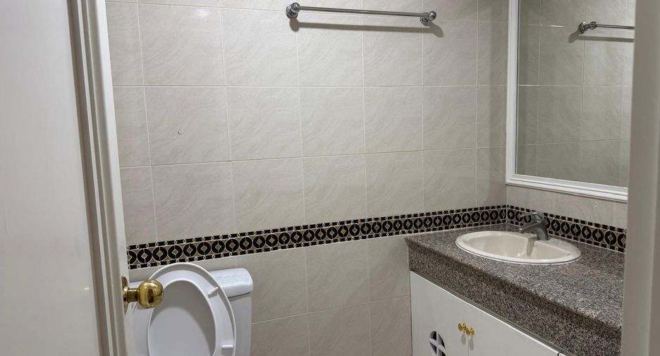 Condo en venta y en alquiler de 3 habitaciones en Watthana, Bangkok