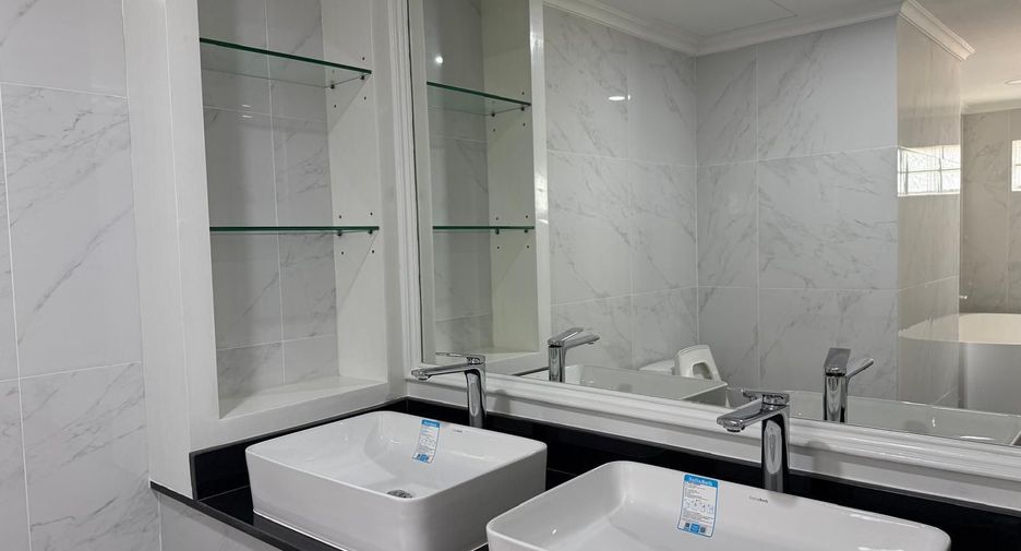 Condo en venta y en alquiler de 3 habitaciones en Watthana, Bangkok