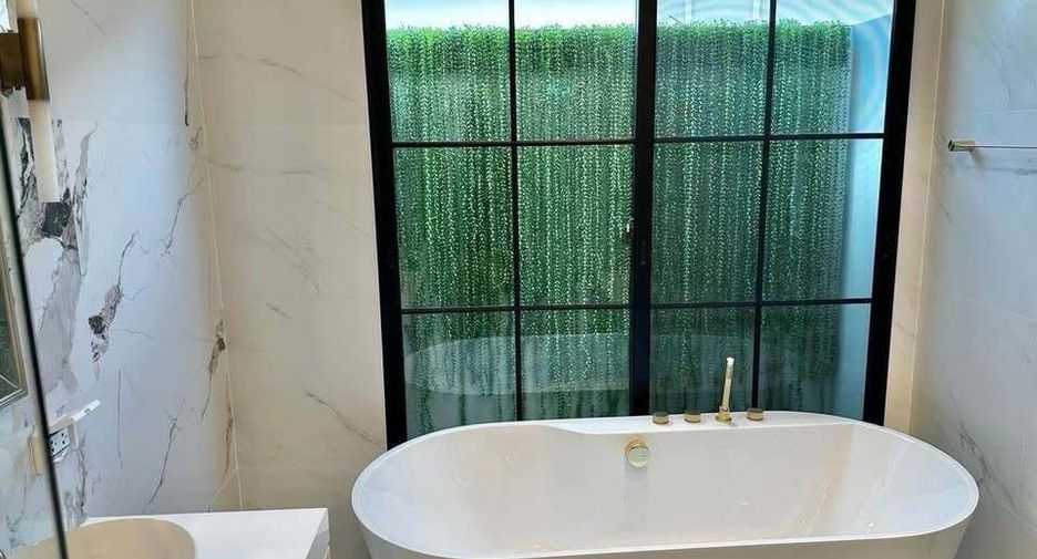 Haus zur Miete mit 4 Zimmer in Taling Chan, Bangkok