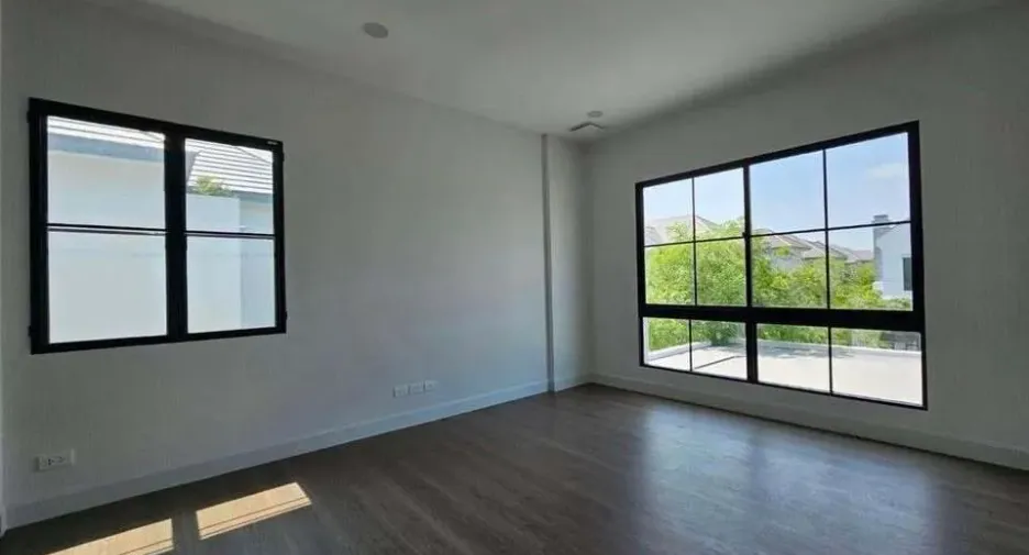 Haus zur Miete mit 4 Zimmer in Taling Chan, Bangkok