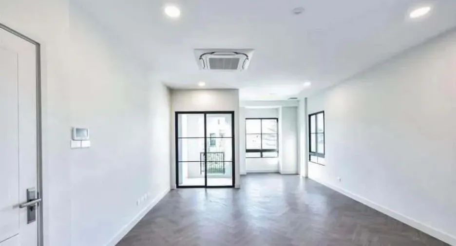 Haus zur Miete mit 4 Zimmer in Taling Chan, Bangkok