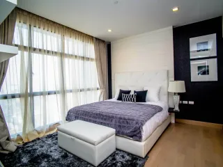 À louer 3 chambres condo à Khlong San, Bangkok