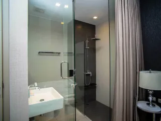 À louer 3 chambres condo à Khlong San, Bangkok