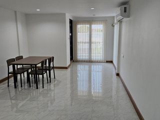 ให้เช่า 6 ห้องนอน ออฟฟิศ ใน พระโขนง, กรุงเทพฯ