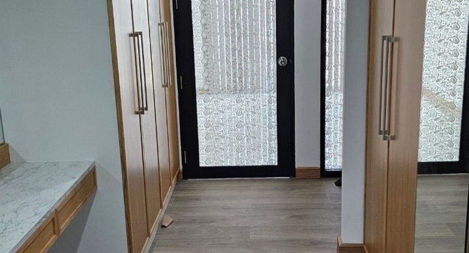 For rent 6 bedrooms office in Phra Khanong, Bangkok