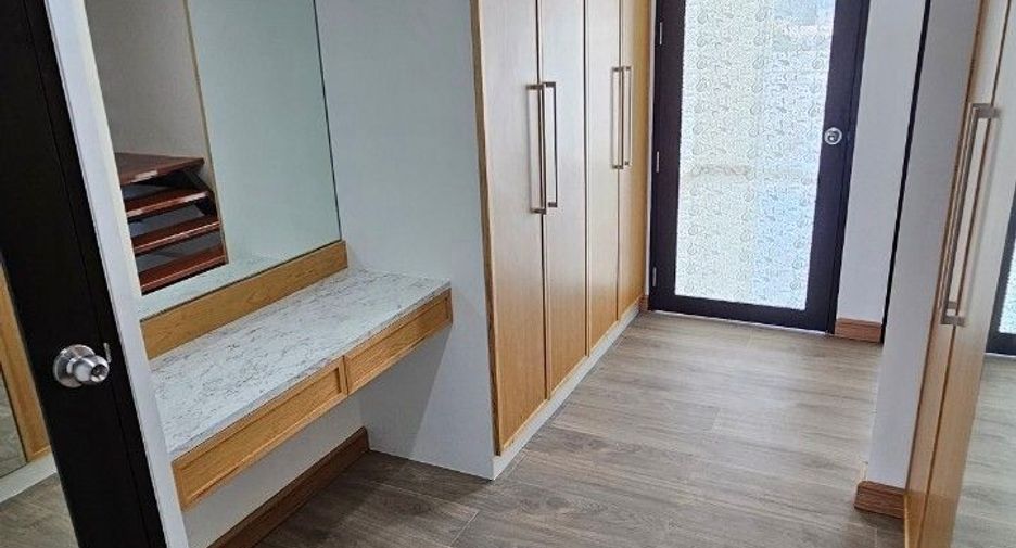For rent 6 bedrooms office in Phra Khanong, Bangkok