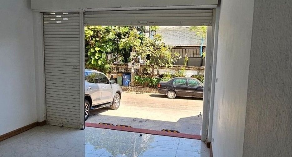 For rent 6 bedrooms office in Phra Khanong, Bangkok