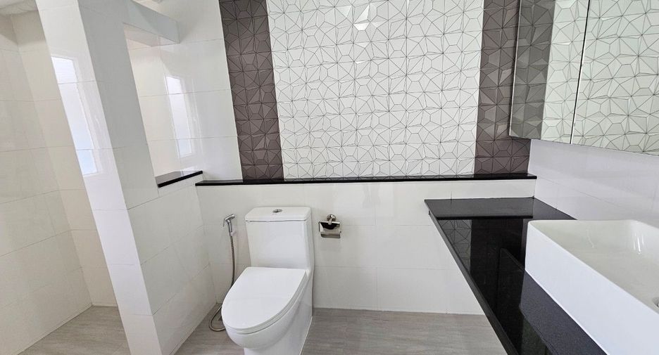 For rent 6 bedrooms office in Phra Khanong, Bangkok