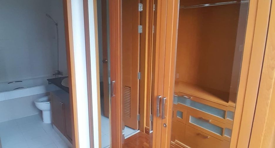 For rent 3 bedrooms condo in Khlong Toei, Bangkok