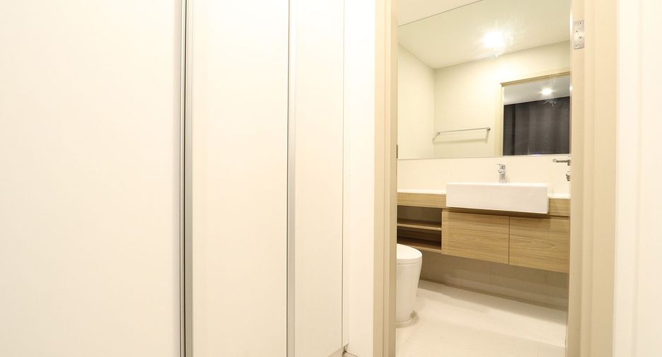 For sale 1 bed condo in Khlong Toei, Bangkok