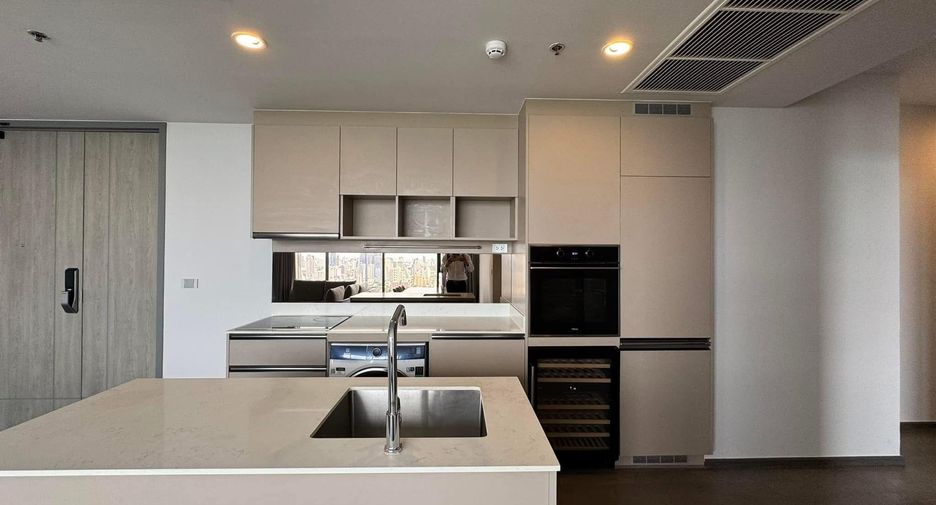 For rent 3 bedrooms condo in Khlong Toei, Bangkok