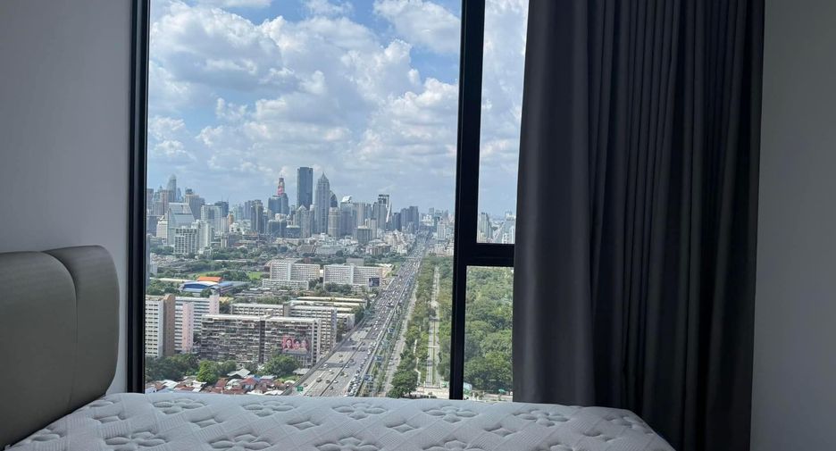 For rent 3 bedrooms condo in Khlong Toei, Bangkok