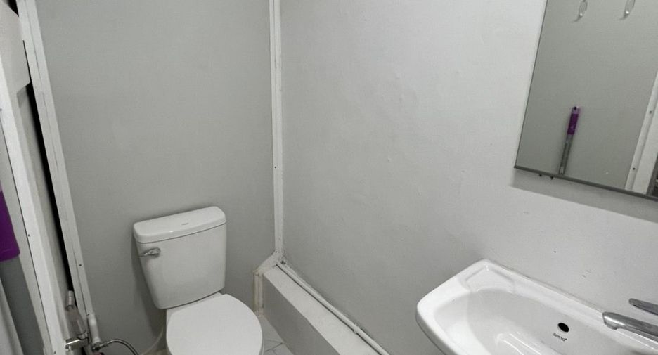 For rent 1 bed retail Space in Watthana, Bangkok