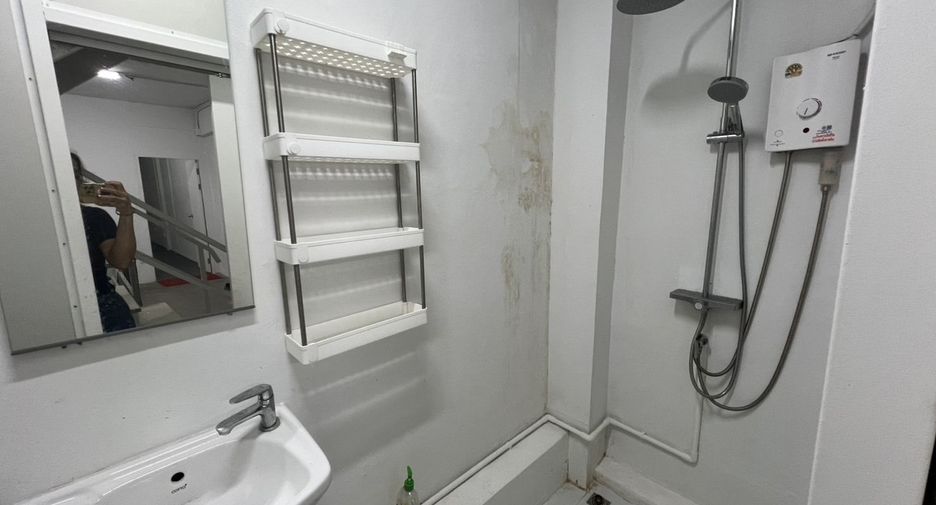 For rent 1 bed retail Space in Watthana, Bangkok
