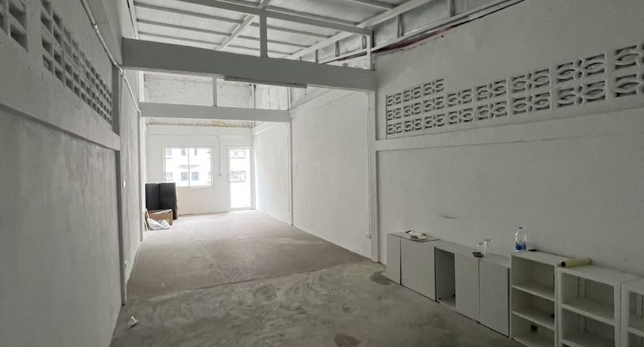For rent 1 bed retail Space in Watthana, Bangkok