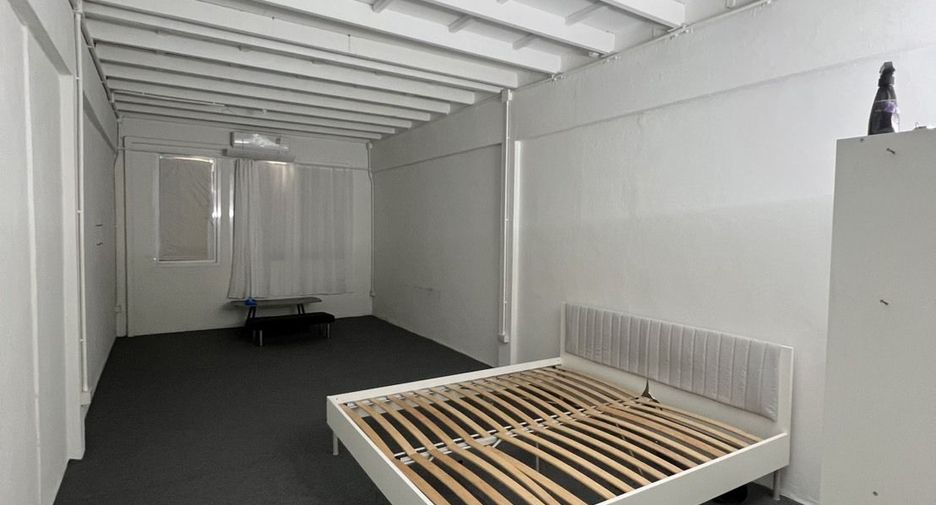For rent 1 bed retail Space in Watthana, Bangkok