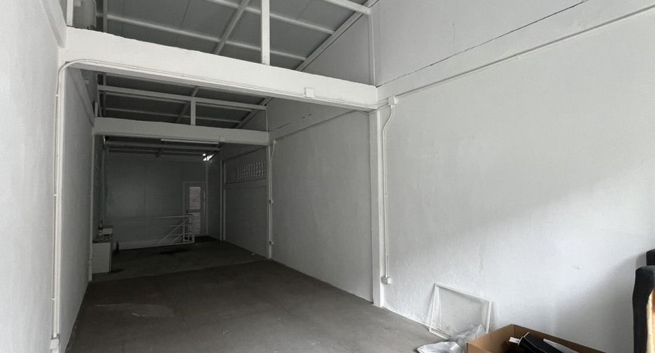 For rent 1 bed retail Space in Watthana, Bangkok
