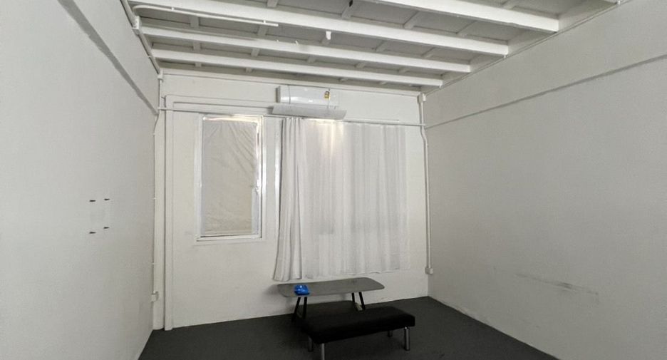 For rent 1 bed retail Space in Watthana, Bangkok