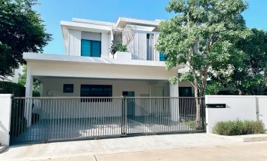 Casa en venta y en alquiler de 4 habitaciones en Bang Phli, Samut Prakan