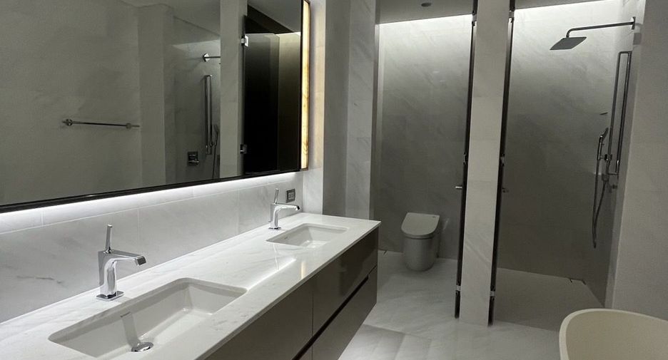 À louer 2 chambres condo à Pathum Wan, Bangkok