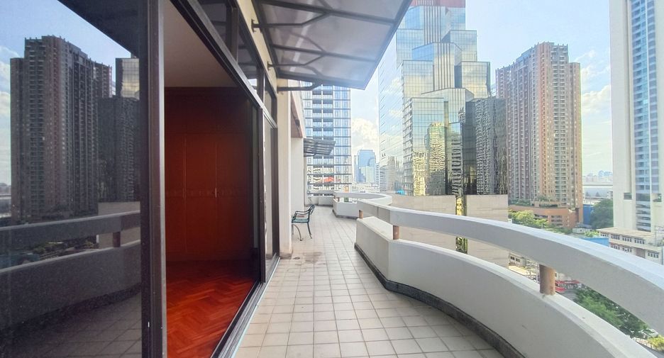 For rent 3 bedrooms apartment in Watthana, Bangkok