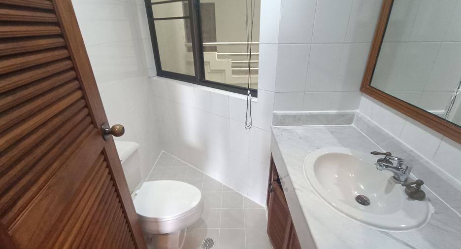 For rent 3 bedrooms apartment in Watthana, Bangkok