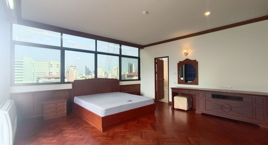 For rent 3 bedrooms apartment in Watthana, Bangkok
