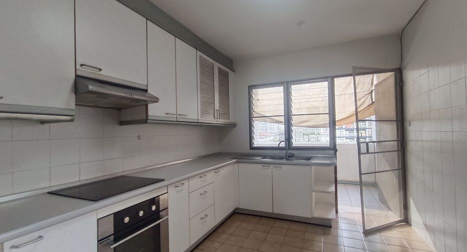 For rent 3 bedrooms apartment in Watthana, Bangkok