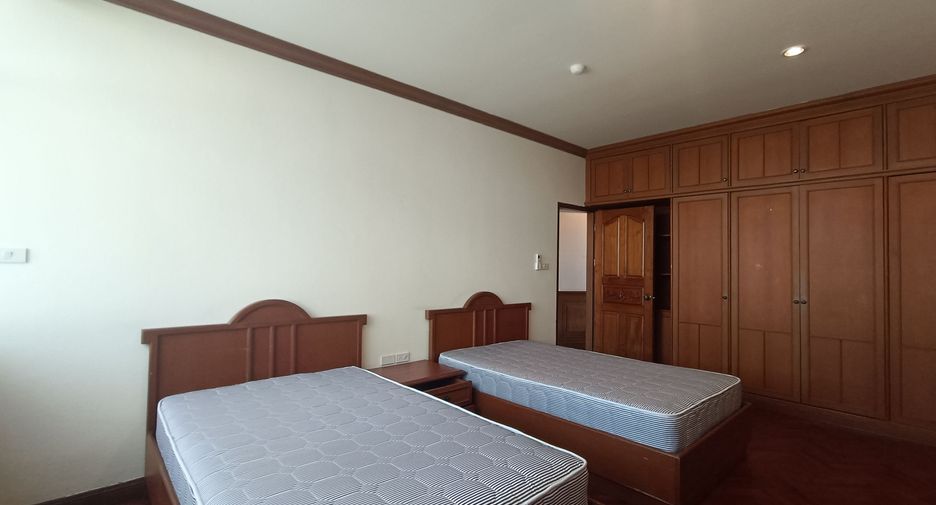 For rent 3 bedrooms apartment in Watthana, Bangkok
