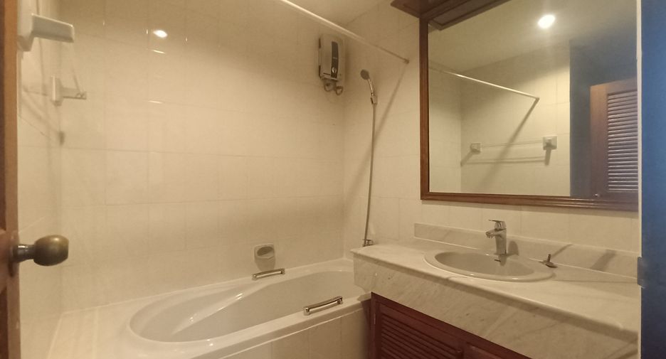 For rent 3 bedrooms apartment in Watthana, Bangkok