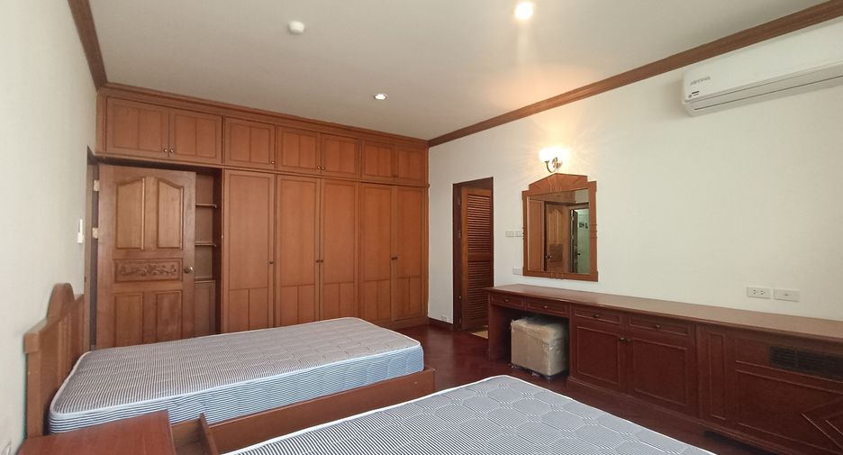 For rent 3 bedrooms apartment in Watthana, Bangkok