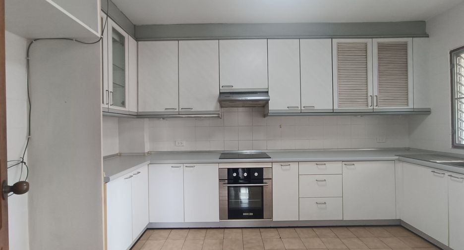 For rent 3 bedrooms apartment in Watthana, Bangkok