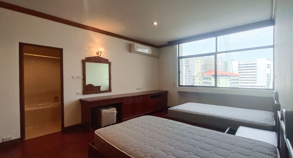 For rent 3 bedrooms apartment in Watthana, Bangkok