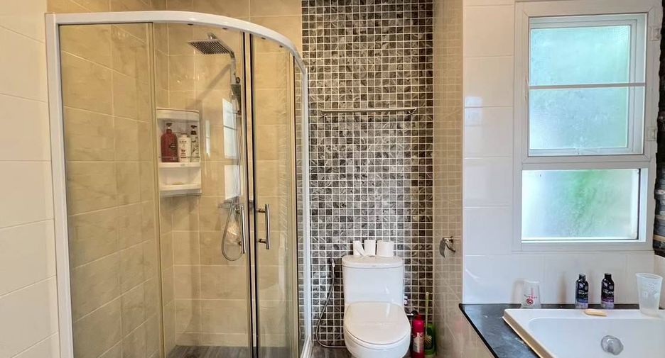 Casa adosada en venta de 3 habitaciones en Bang Lamung, Chonburi