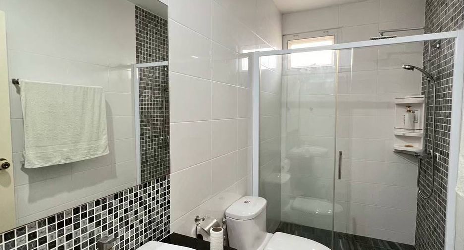 Casa adosada en venta de 3 habitaciones en Bang Lamung, Chonburi