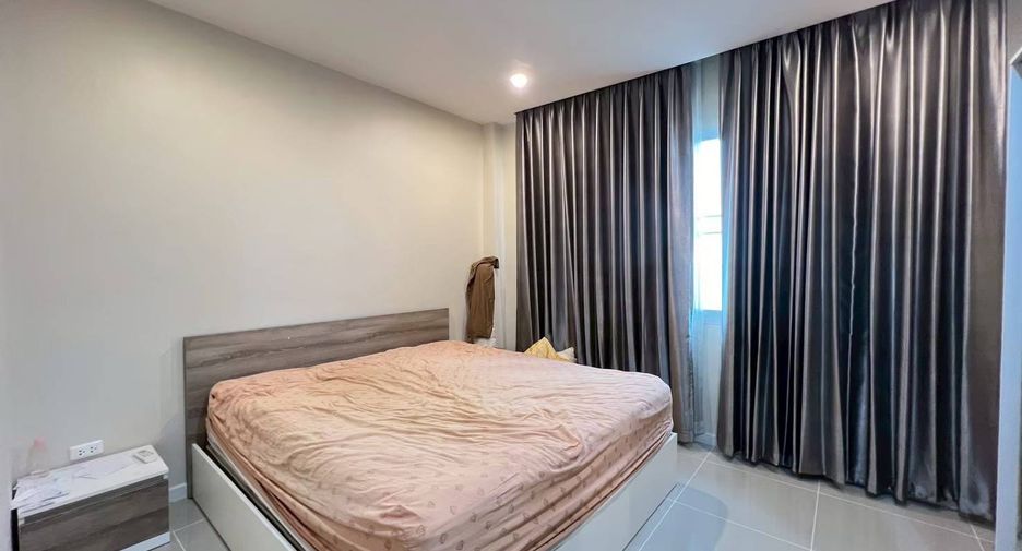 Casa adosada en venta de 3 habitaciones en Bang Lamung, Chonburi