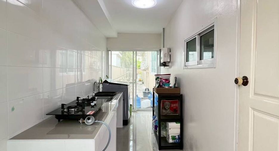 Casa adosada en venta de 3 habitaciones en Bang Lamung, Chonburi