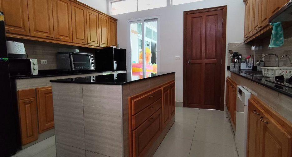 For sale 4 bedrooms house in Sattahip, Chonburi