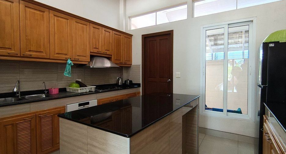 For sale 4 bedrooms house in Sattahip, Chonburi