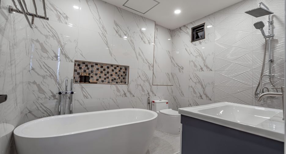For sale 5 ベッドルーム house in Bang Lamung, Chonburi
