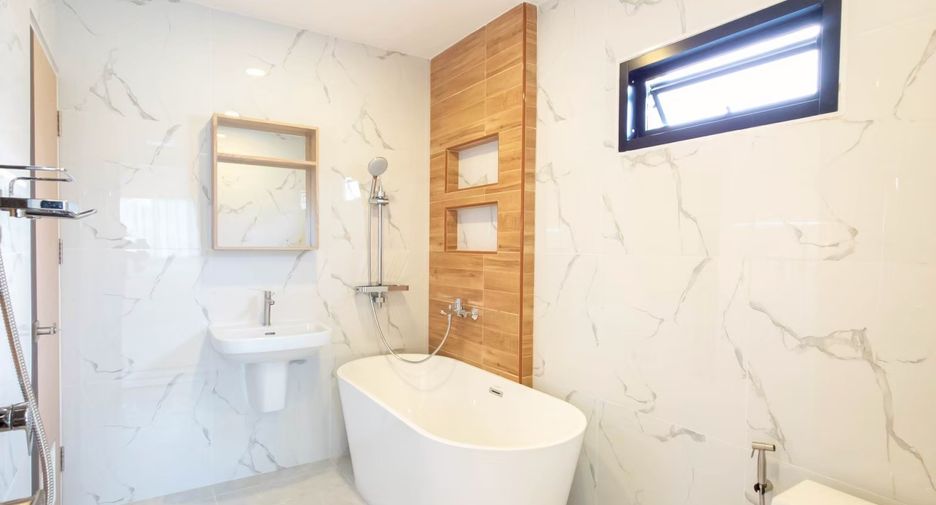 Casa en venta de 5 habitaciones en Bang Lamung, Chonburi
