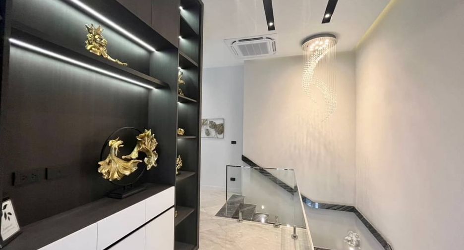 Casa en venta de 5 habitaciones en Bang Lamung, Chonburi