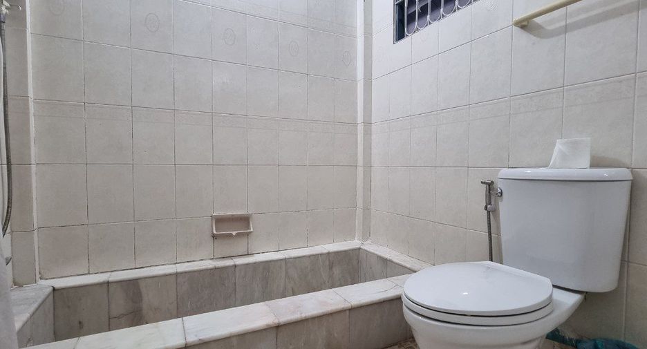 For rent 7 bedrooms retail Space in Bang Lamung, Chonburi