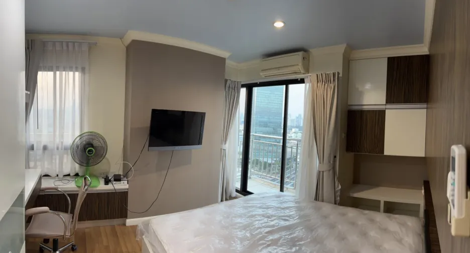For rent 2 bedrooms condo in Yan Nawa, Bangkok